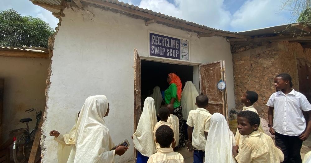 Der recycling Swop Shop auf Sansibar mit engagierten Kindern und Jugendlichen