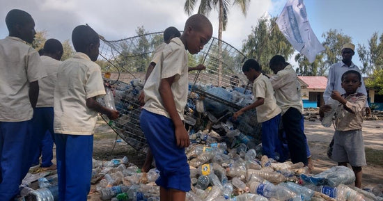 Engagierte Kinder beim Sammeln von Plastikmüll auf Sansibar